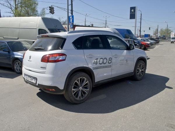 Peugeot 4008 на улице, вид сзади 