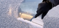 Вот почему очищать лед скребком сильно вредит автомобилю