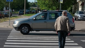 Пешеход только встал на «зебру» - надо ли тормозить и будет ли штраф?