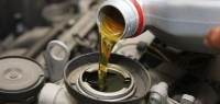 3 ситуации, в которых нужно использовать промывочное масло для мотора в авто